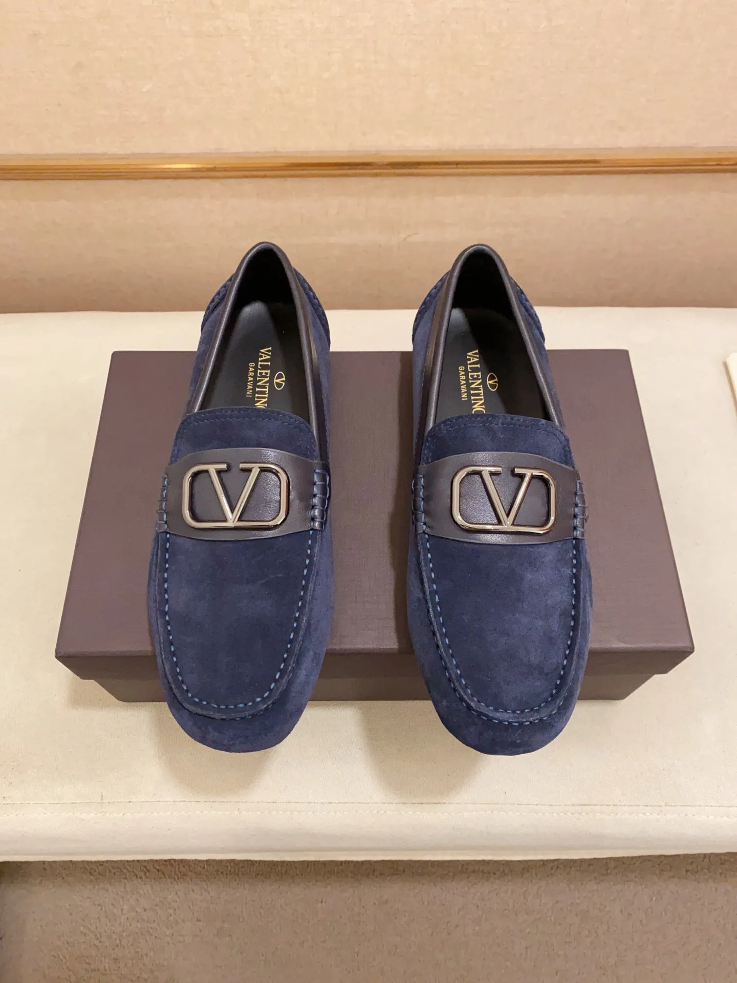 男装男鞋💰: 680💰VALENTINO 华伦天奴，选用进口牛皮搭配进口水染牛里，标志性五金与及标志性耐磨大底。 38-44.可定做45 VALENTINO包装 尊享品牌标志性商品包装